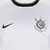 Camisa branca e preta do Corinthians, modelo 22/23, com logo da Nike e bordado do clube.