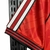 Detalhe da barra da Camisa Flamengo Lifestyler Adidas 2024, destacando as listras em vermelho, branco e preto.