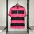 Camisa do Flamengo Outubro Rosa 2024, com listras rosa e preto e logo do clube no centro.
