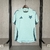 Camisa de treino Adidas masculina na cor azul turquesa, com logotipo do Cruzeiro, pendurada em um cabide.