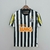 Camisa do Santos FC com listras pretas e brancas, logotipo do clube e patrocinadores.