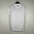 Camisa branca masculina do Santos, modelo torcedor Umbro 23/24, vista traseira.