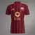 Camisa vermelha do time Roma com detalhes em dourado, modelo torcedor masculino da temporada 24/25.