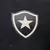Detalhe do escudo do Botafogo em uma camisa preta de torcedor masculino