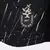 Detalhe do logo da camisa Botafogo II 24/25, com a frase "Forjado no Fogo" em destaque sobre um fundo preto com padrões texturizados.