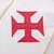Detalhe do escudo do Vasco da Gama em uma camisa de futebol masculina bege.