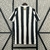 Camisa Santos II 24/25 masculina da Umbro, com listras verticais em preto e branco, vista traseira.