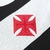 Detalhe da camisa do Vasco da Gama, com o escudo em destaque, em vermelho, sobre o fundo preto e branco.