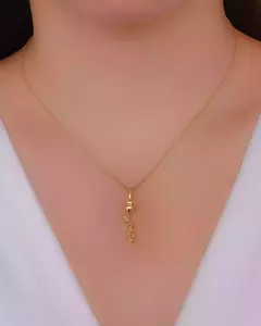 Colar Rosa com Caule Escrito Mae no Dourado Banhado a Ouro 18k