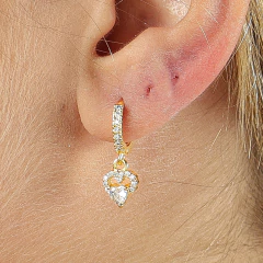 Brinco Argolinha Cravejada e Coração Vazado com Zircônia Banhado à Ouro 18k