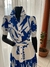 Vestido blanco con cinturón, estampado azul plantas en internet