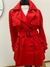 Trench coat rojo con detalles en negro