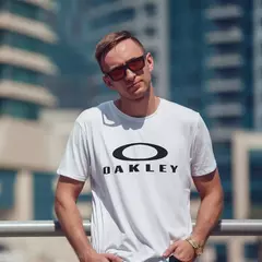 Camisa Oakley Big Logo na internet