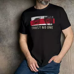 Camisa Trust No One na internet