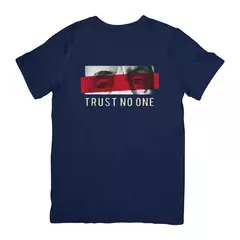 Camisa Trust No One na internet