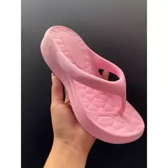 Chinelo Feminino Nuvem Mel na internet