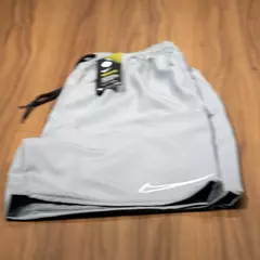 Short Masculino Nike Logo Refletivo com Bolso - comprar online