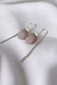 Brinco Anzol Alma Gemêa Quartzo Rosa - comprar online