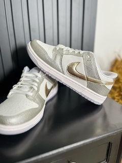 Dunk Low Prata com Dourado - Nallu Calçados