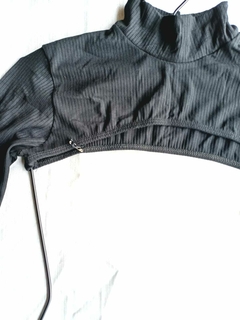 Crop top Negro con cuellito - comprar online
