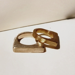 Anillo Bravo de bronce con textura marca Bisaxia