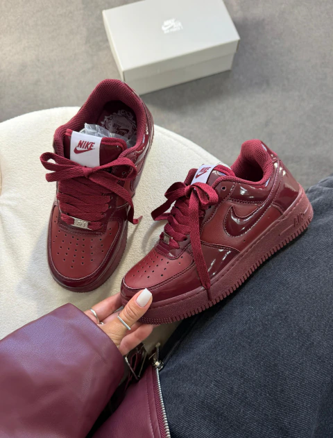 Este tênis é um Nike Air Force 1 "Valentine's Day" em uma cor "Dark Beetroot" com acabamento envernizado brilhante