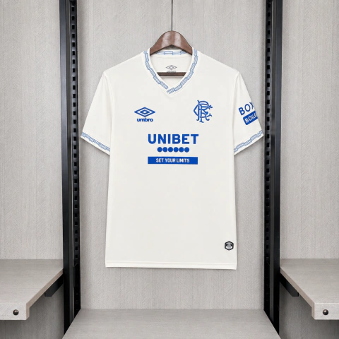 camisa reserva (away) do Rangers FC para a temporada 2026/27, fabricada pela Umbro.
Design: Predominantemente branca (tom off-white), com detalhes em azul royal na gola em V e nos punhos das mangas.
Inspiração: O padrão gráfico segmentado na gola