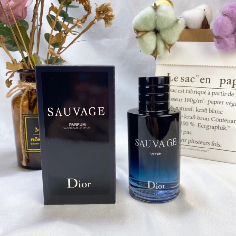 perfume masculino Dior Sauvage Parfum 100ml, destacando o nome da fragrância em letras brancas na parte frontal