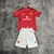 kit infantil camisa e short manchester united i temporada 25/26 nas cores camisa vermelha com detalhes preto e branco e short branco com detalhes preto