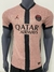 camisa modelo jogador do paris saint germain iii temporada 24/25 nas cores rosa pálido com detalhes em preto
