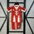 Kit infantil Bayern de Munique 25/26 vermelho com camisa e short pendurado em cabide