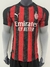 camisa modelo jogador do ac milan i temporada 25/26 Listras vermelhas e pretas clássicas, com faixas estreitas que trazem profundidade e atualização ao visual