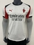 camisa modelo jogador do ac milan ii temporada 25/26 Base branca imaculada, clássico dos kits visitantes do Milan.
Detalhes em vermelho e preto nos ombros, laterais, gola e punhos, numa combinação que remete ao icônico kit 1981‑82