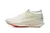 Tênis Nike Pegasus Trail 5 nas cores branco com detalhes laranja e solado branco