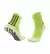 Meias de futebol antiderrapantes cano baixo na cor verde com detalhes em branco e preto, mostrando a parte superior e inferior.