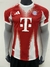 camisa modelo jogador do bayern de munique i temporada 25/26 Vermelho vibrante com grafismo central em branco, criando um grande “M” que simboliza a cidade de Munique, com transições degradê estilo "soundwave"