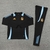 Kit de treino masculino da seleção argentina 2024, composto por jaqueta preta com detalhes em azul e calça preta.