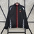 Corta-vento masculino duplo-face do arsenal temporada 2024/25, com detalhes em vermelho e verde, em fundo preto.
