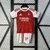 Kit infantil Arsenal 25/26 vermelho com camisa vermelha e branca e short branco exibido em cabide