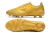 Botas de fútbol color amarillo con detalles en relieve y suela con tacos.