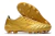 Botas de fútbol color dorado con diseño moderno y suela de tacos.
