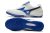 Zapatos deportivos de fútbol en color blanco con detalles en azul y amarillo, mostrando la suela y el diseño lateral.