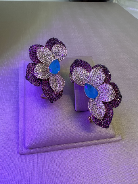 Par de Brincos com pedras cravejadas