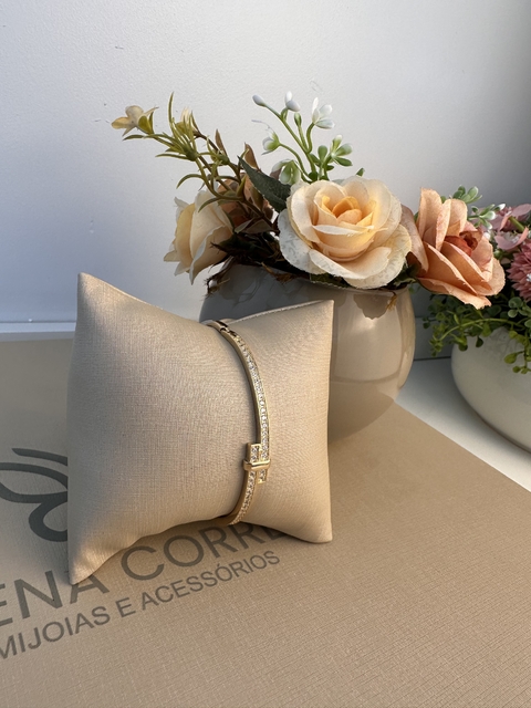 Bracelete dourado com pedras