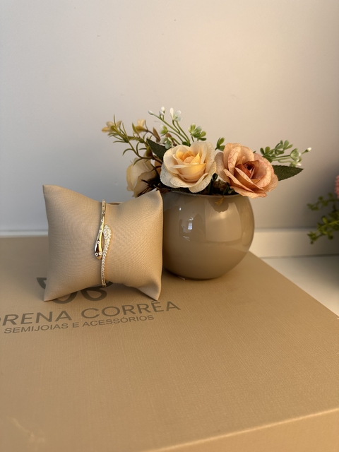 Bracelete dourado com pedras