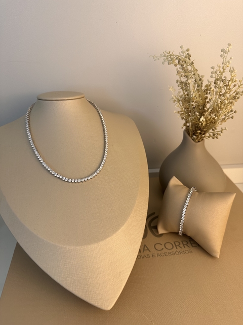 Colar Prateado cravejado
