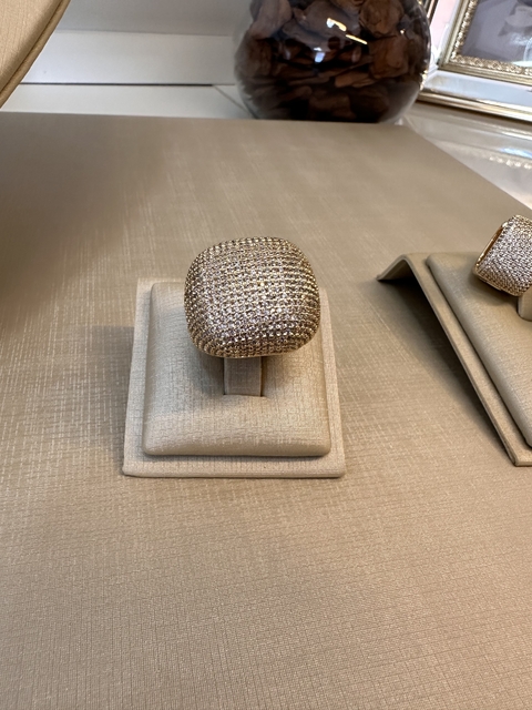 Anel Quadrado com Pedras Cravejadas