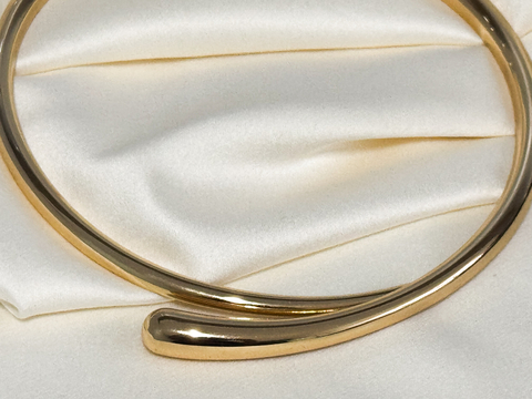 Chocker rígida duas pontas banhada a ouro 18k