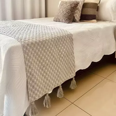 Peseira de Algodão Artesanal com Pompom Safira 0,65 x 2,30m - Cinza - comprar online