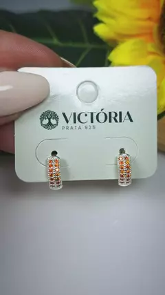 Brinco Argola Cravejado Zirconia Laranja 12mm Diâmetro Fecho Clic em Prata 925 - Victória Joias em Prata 925